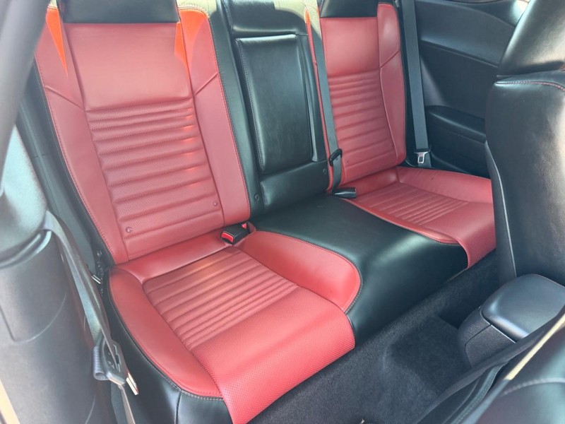 Dodge Challenger Vehicle Full-screen Gallery Image 09