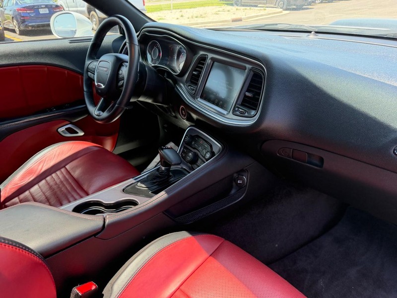 Dodge Challenger Vehicle Full-screen Gallery Image 11