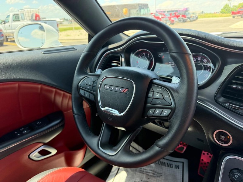 Dodge Challenger Vehicle Full-screen Gallery Image 12