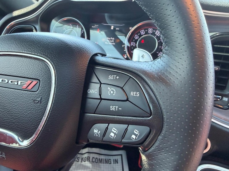 Dodge Challenger Vehicle Full-screen Gallery Image 14