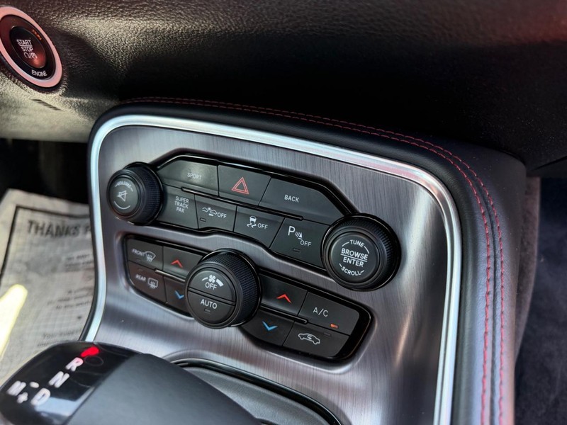 Dodge Challenger Vehicle Full-screen Gallery Image 16