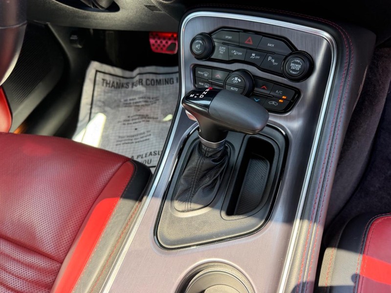 Dodge Challenger Vehicle Full-screen Gallery Image 17