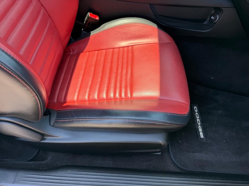 Dodge Challenger Vehicle Full-screen Gallery Image 18