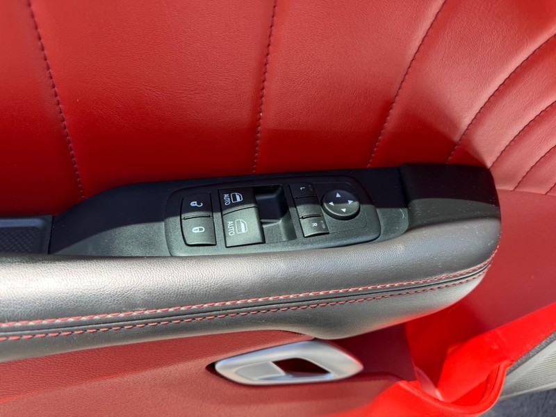 Dodge Challenger Vehicle Full-screen Gallery Image 19