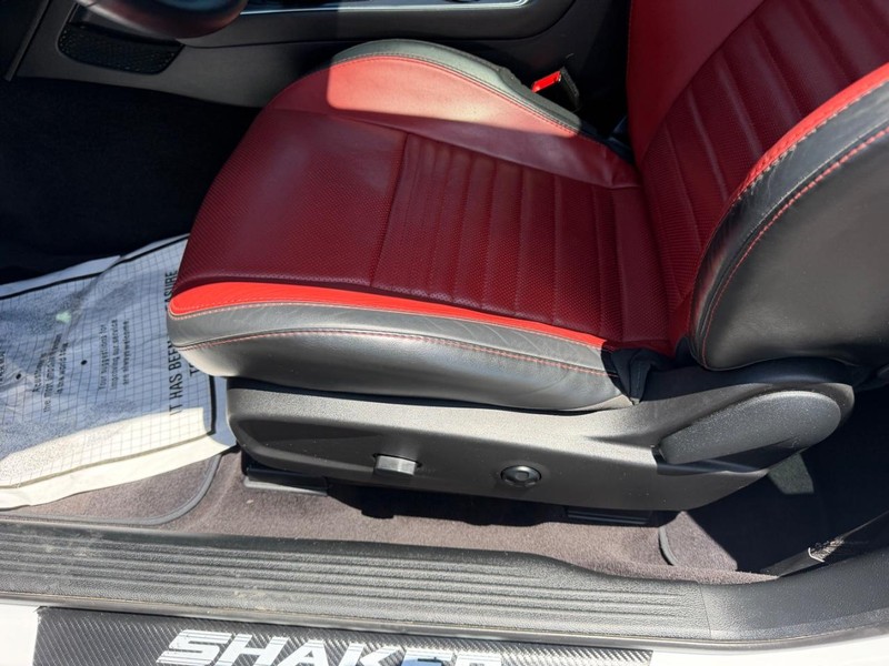 Dodge Challenger Vehicle Full-screen Gallery Image 20
