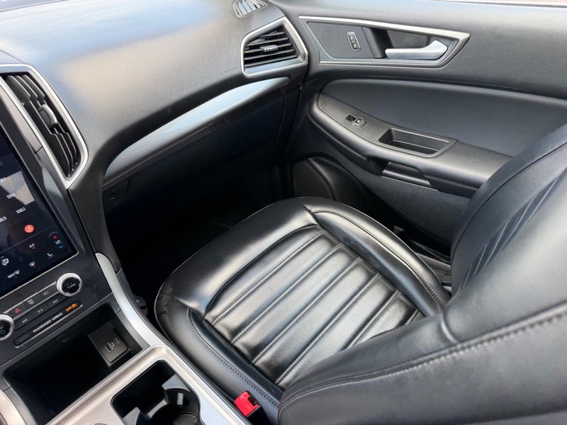 Ford Edge Vehicle Full-screen Gallery Image 17