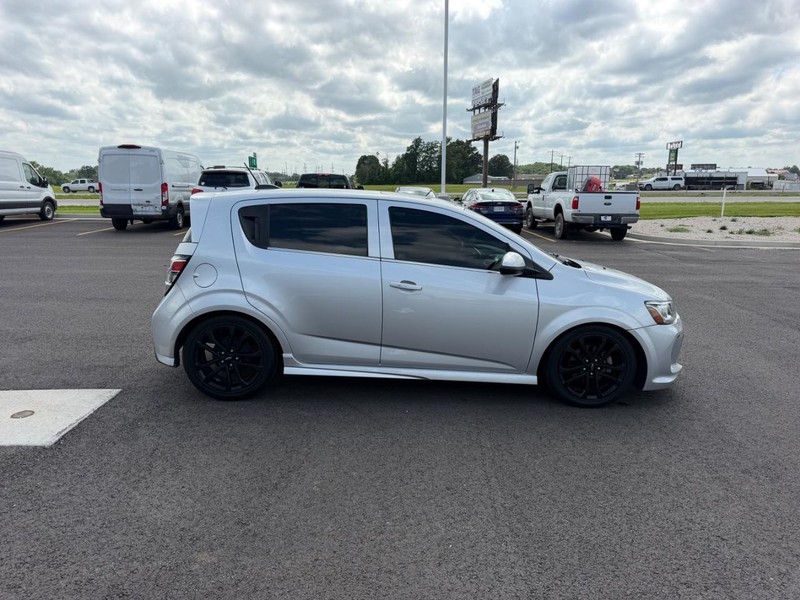 Chevrolet Sonic Vehicle Full-screen Gallery Image 04