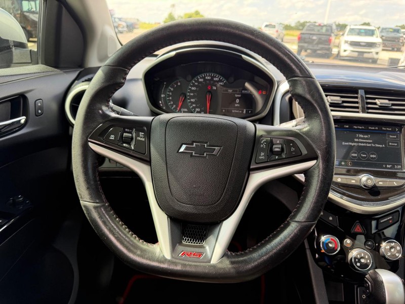 Chevrolet Sonic Vehicle Full-screen Gallery Image 12