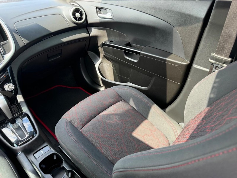 Chevrolet Sonic Vehicle Full-screen Gallery Image 18