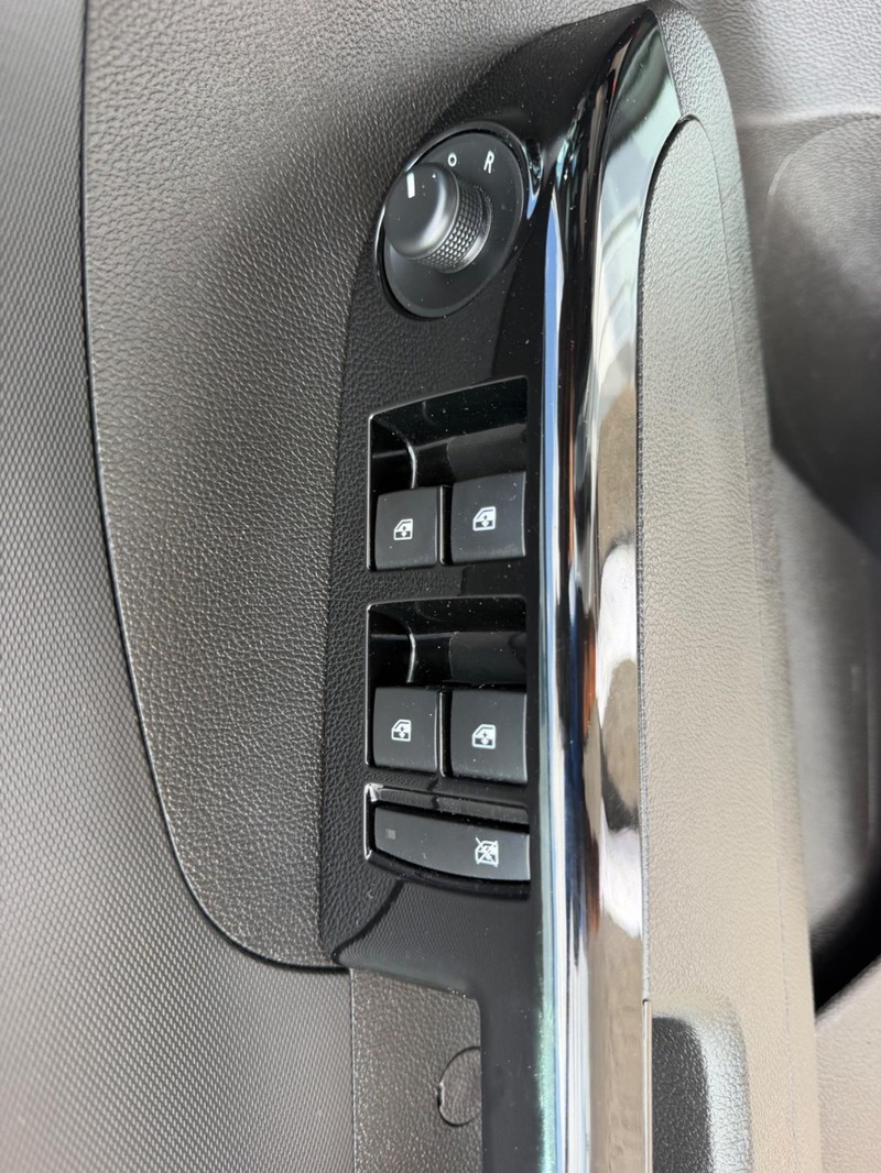 Chevrolet Sonic Vehicle Full-screen Gallery Image 19