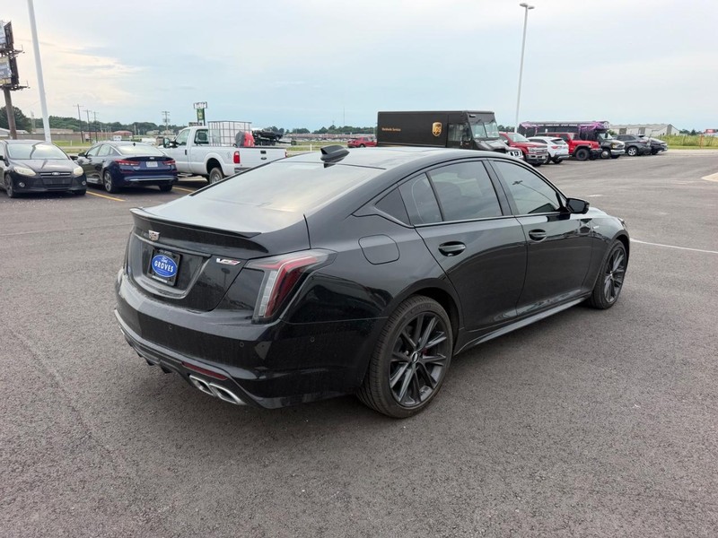 Cadillac CT5-V Vehicle Full-screen Gallery Image 05