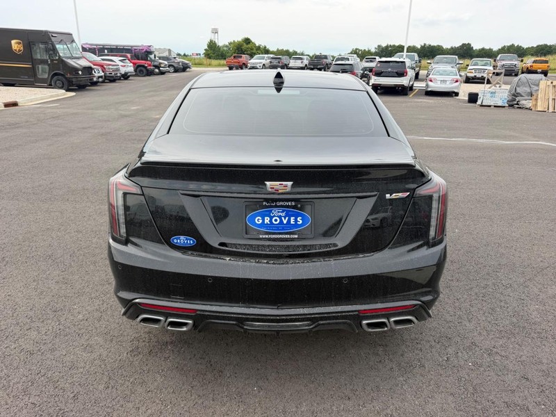 Cadillac CT5-V Vehicle Full-screen Gallery Image 06
