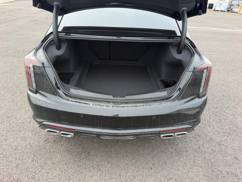 Cadillac CT5-V Vehicle Full-screen Gallery Image 07