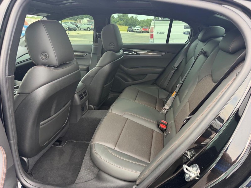 Cadillac CT5-V Vehicle Full-screen Gallery Image 09