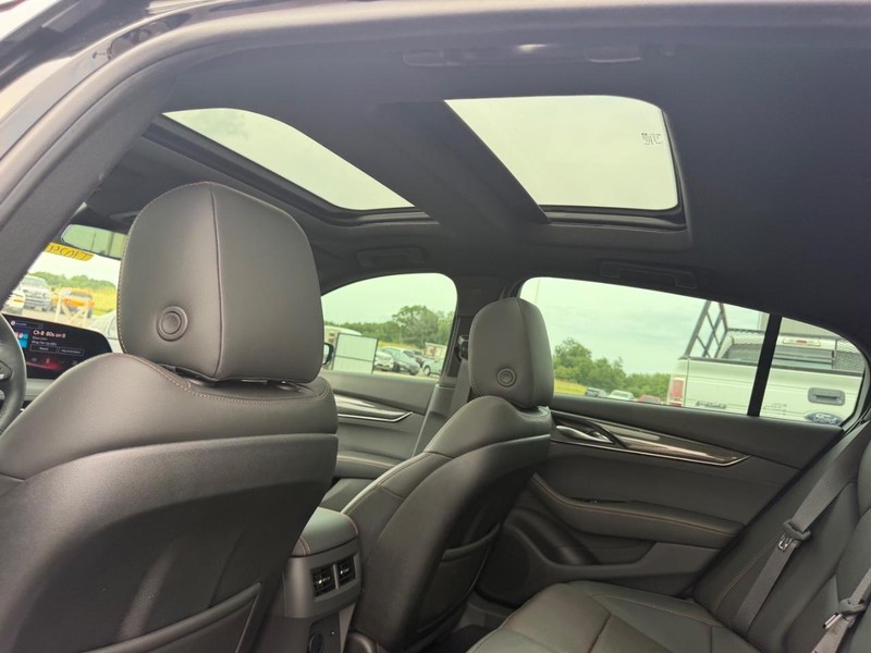 Cadillac CT5-V Vehicle Full-screen Gallery Image 10