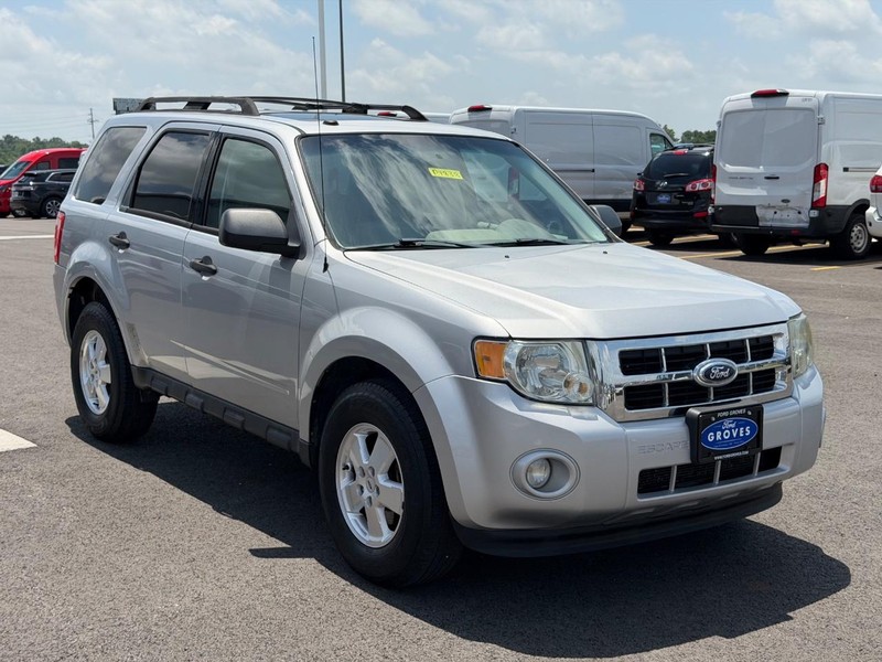 Ford Escape Vehicle Full-screen Gallery Image 03