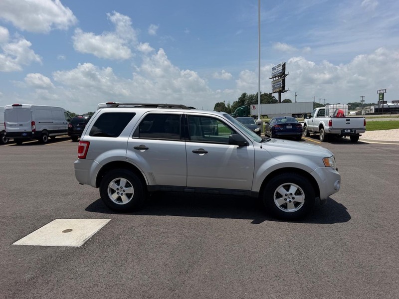 Ford Escape Vehicle Full-screen Gallery Image 04