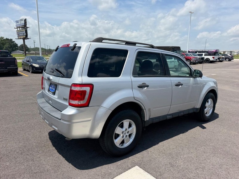 Ford Escape Vehicle Full-screen Gallery Image 05