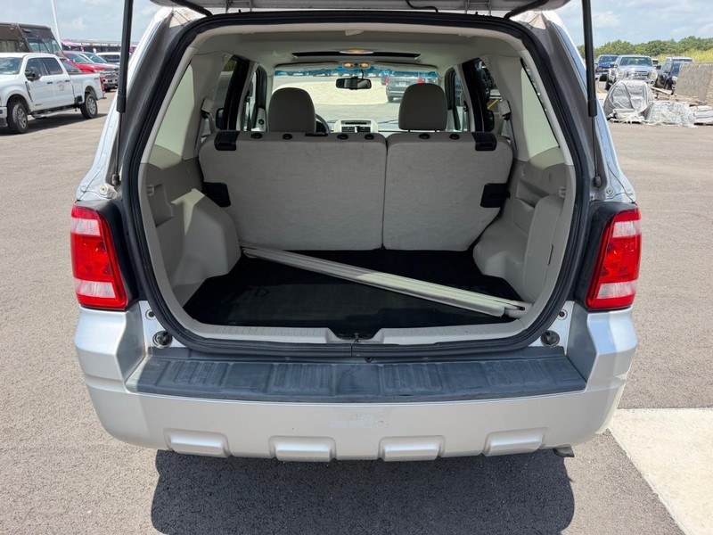 Ford Escape Vehicle Full-screen Gallery Image 07