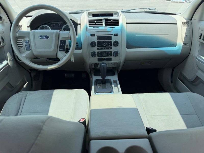 Ford Escape Vehicle Full-screen Gallery Image 11