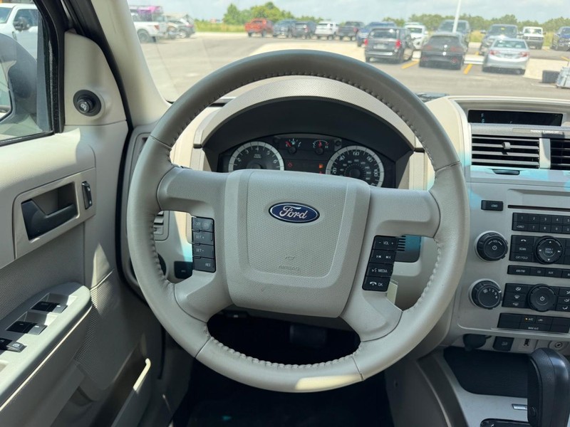 Ford Escape Vehicle Full-screen Gallery Image 12