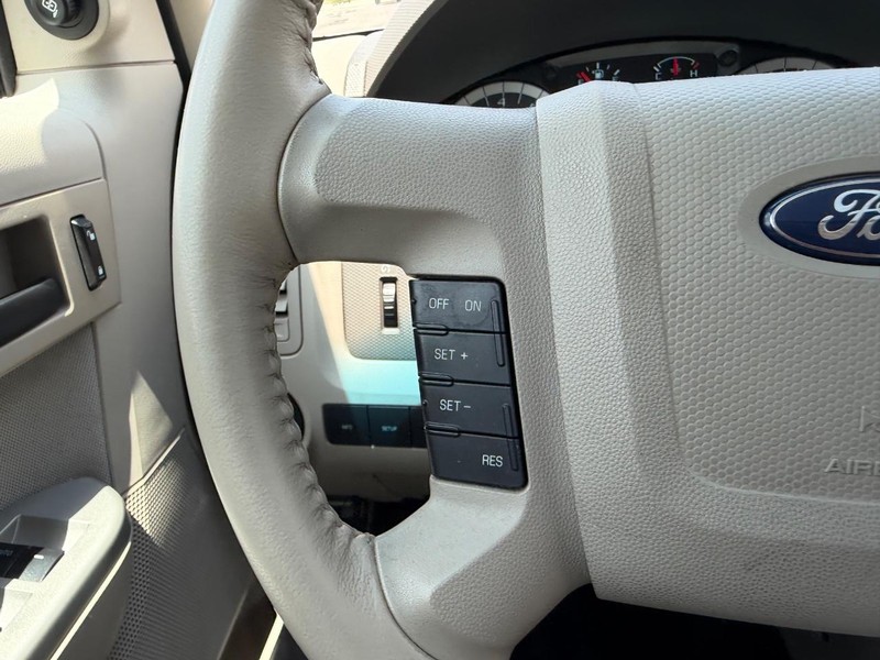 Ford Escape Vehicle Full-screen Gallery Image 13