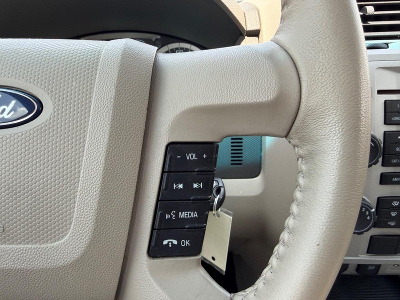 Ford Escape Vehicle Full-screen Gallery Image 14