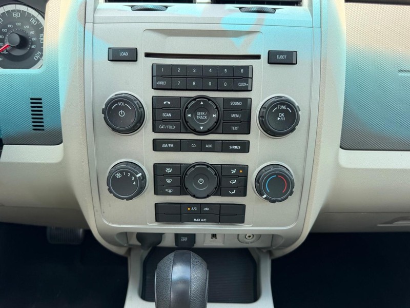 Ford Escape Vehicle Full-screen Gallery Image 16