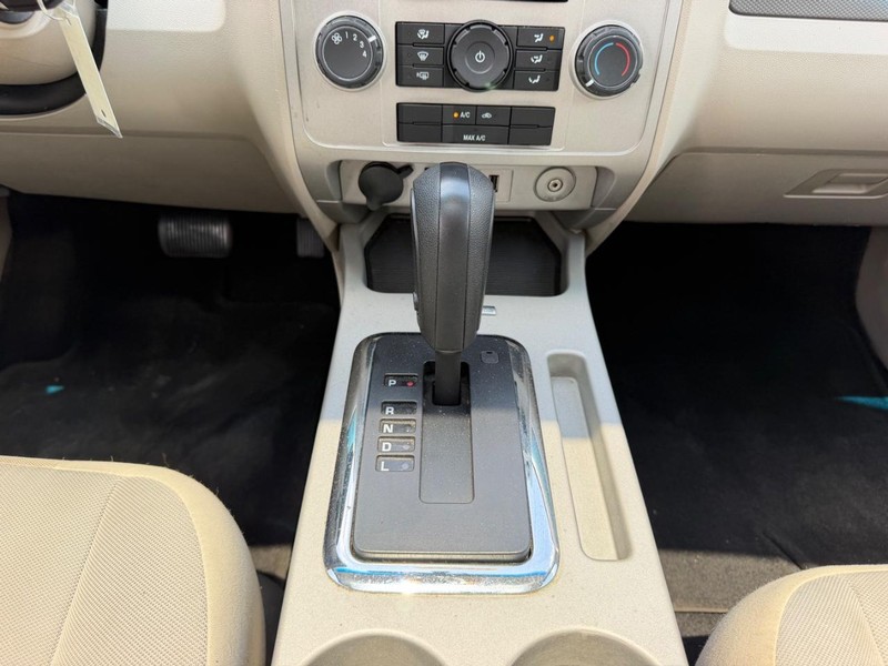 Ford Escape Vehicle Full-screen Gallery Image 17