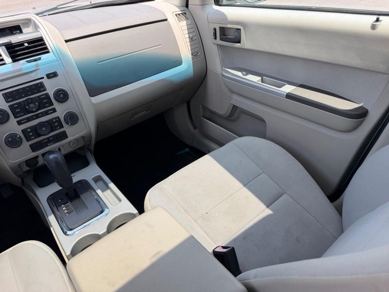 Ford Escape Vehicle Full-screen Gallery Image 18