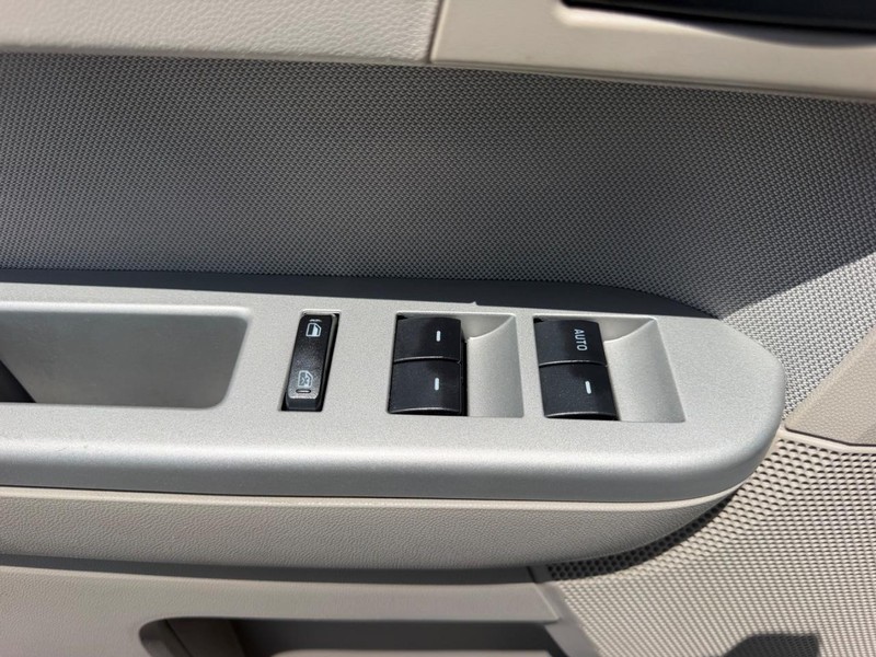 Ford Escape Vehicle Full-screen Gallery Image 19