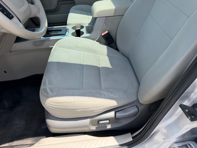 Ford Escape Vehicle Full-screen Gallery Image 20