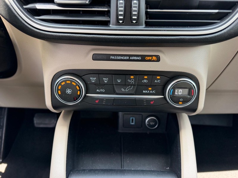Ford Escape Vehicle Full-screen Gallery Image 15