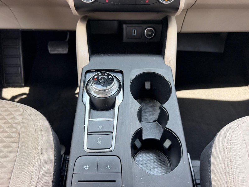 Ford Escape Vehicle Full-screen Gallery Image 16