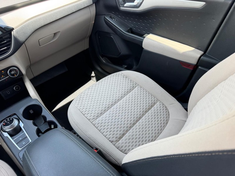 Ford Escape Vehicle Full-screen Gallery Image 17
