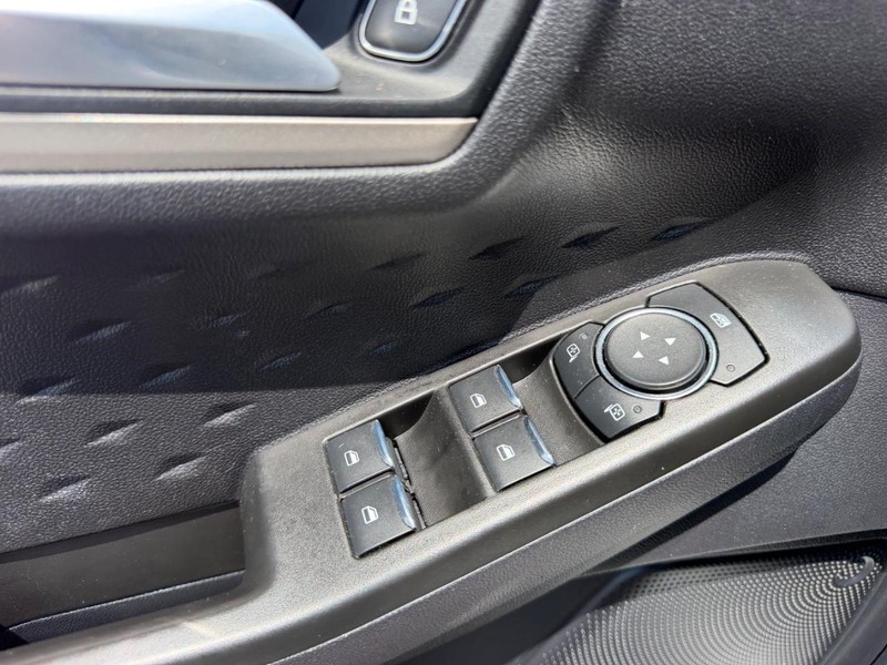 Ford Escape Vehicle Full-screen Gallery Image 18