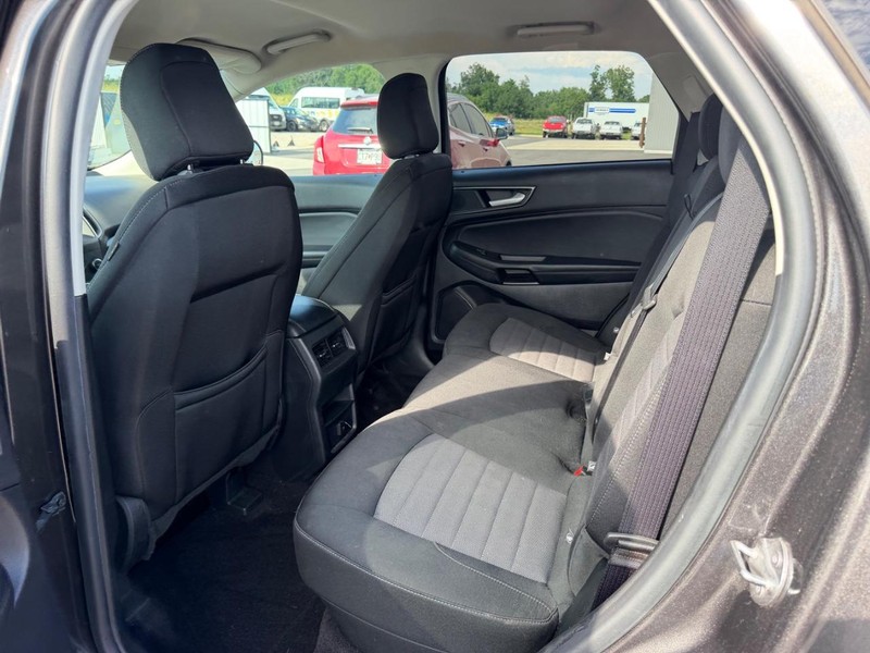 Ford Edge Vehicle Full-screen Gallery Image 09