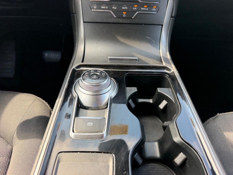 Ford Edge Vehicle Full-screen Gallery Image 16