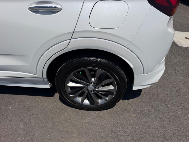 Buick Encore GX Vehicle Full-screen Gallery Image 08