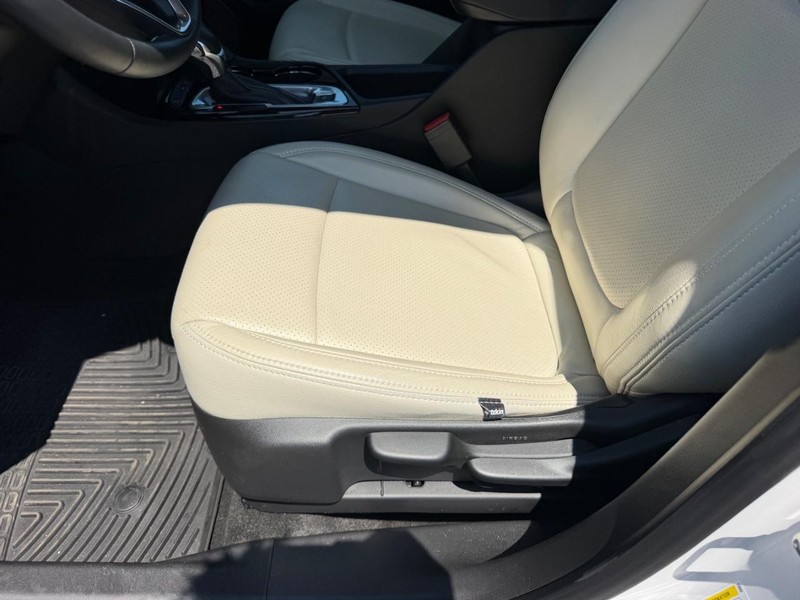 Buick Encore GX Vehicle Full-screen Gallery Image 19