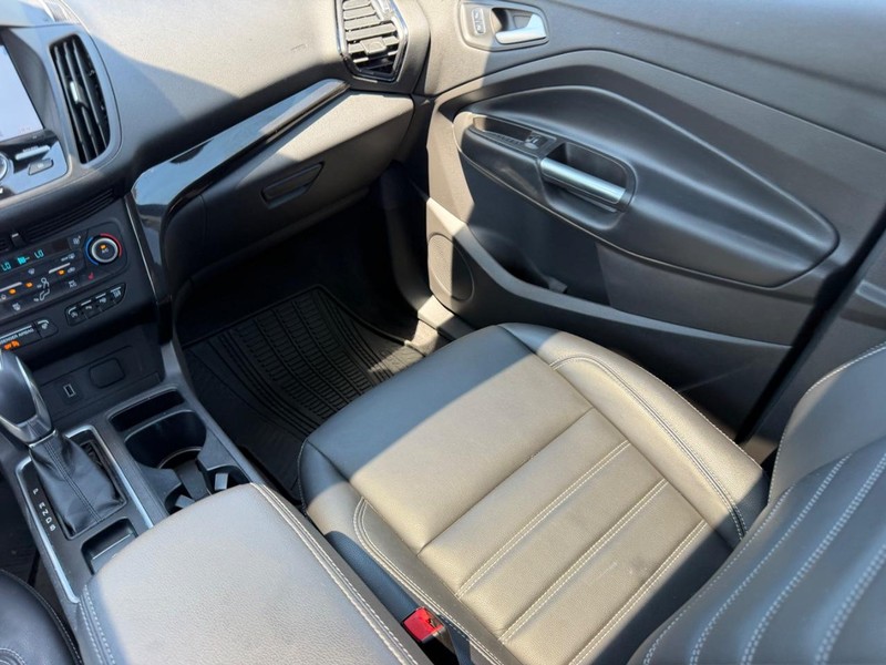 Ford Escape Vehicle Full-screen Gallery Image 19
