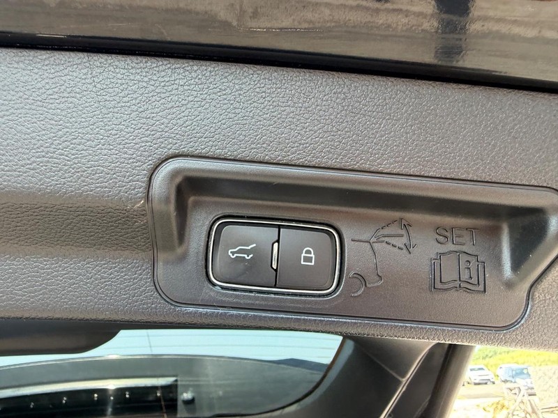 Ford Explorer Vehicle Full-screen Gallery Image 08