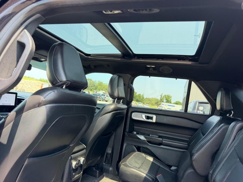 Ford Explorer Vehicle Full-screen Gallery Image 12