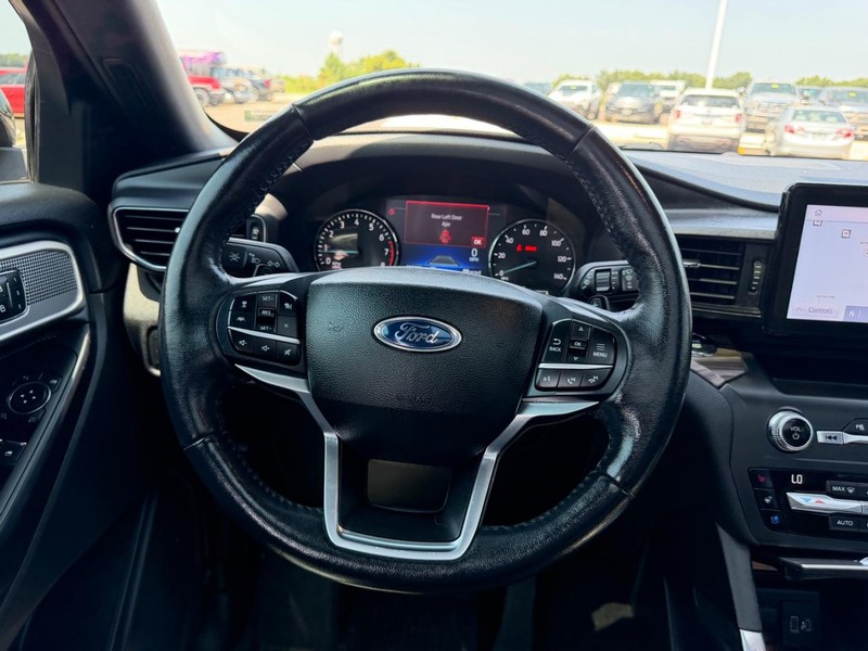 Ford Explorer Vehicle Full-screen Gallery Image 15