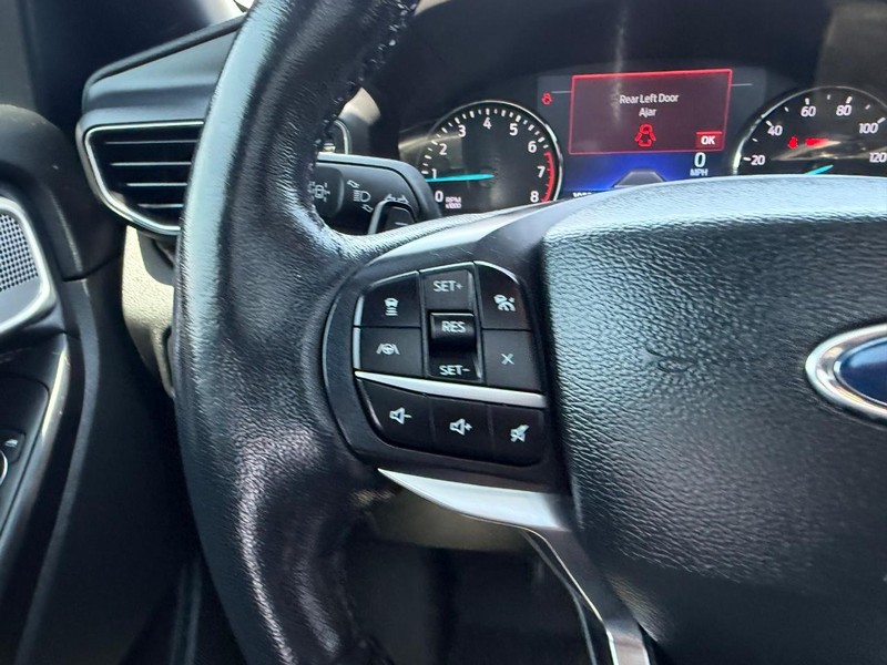 Ford Explorer Vehicle Full-screen Gallery Image 16