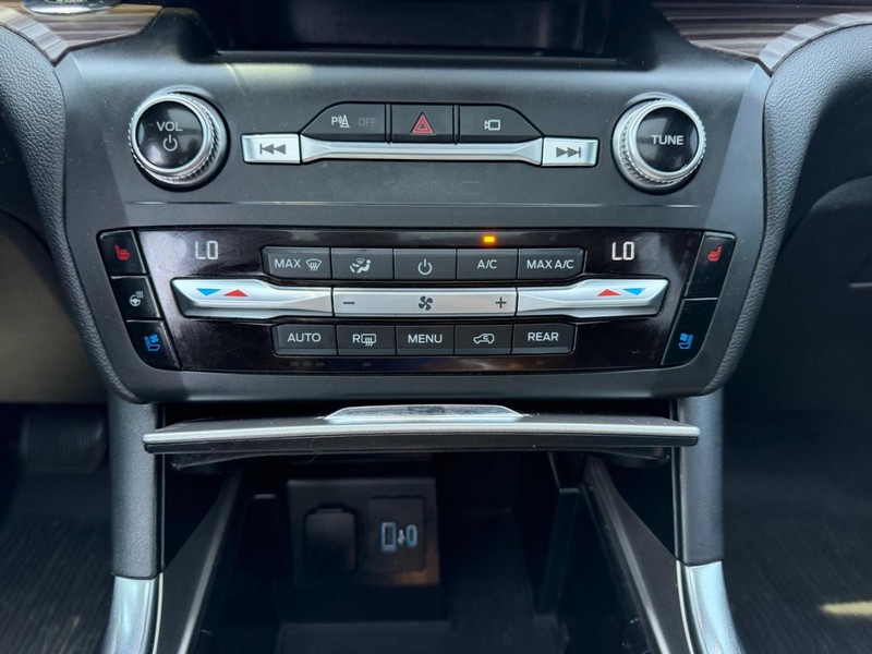 Ford Explorer Vehicle Full-screen Gallery Image 19