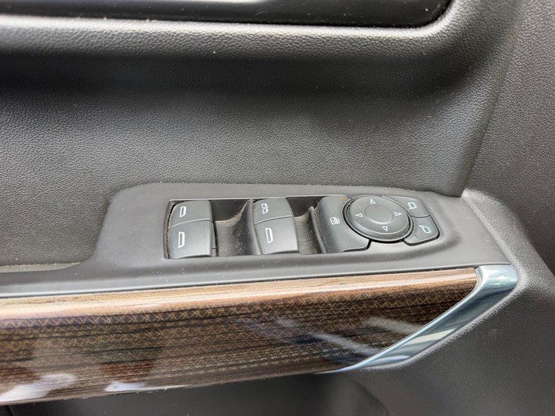 Chevrolet Silverado 1500 Vehicle Full-screen Gallery Image 17