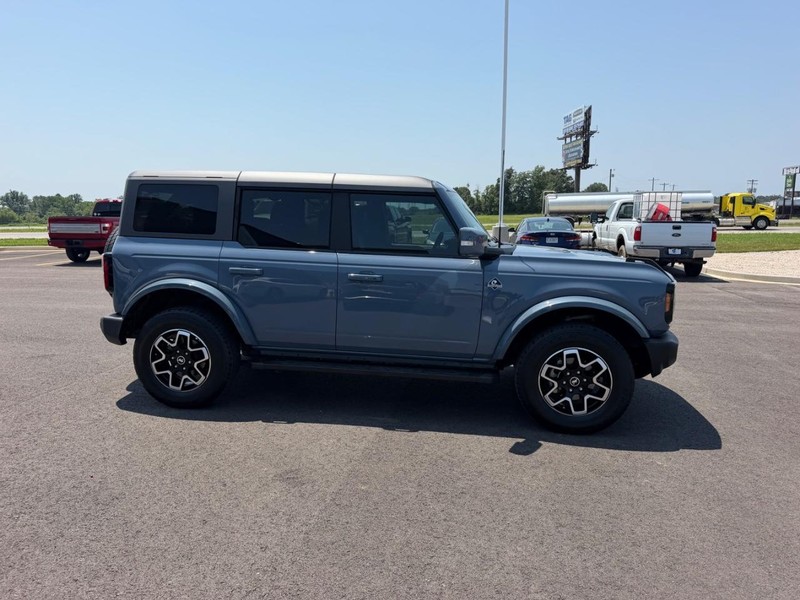 Ford Bronco Vehicle Full-screen Gallery Image 04
