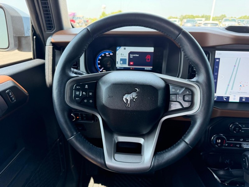 Ford Bronco Vehicle Full-screen Gallery Image 11