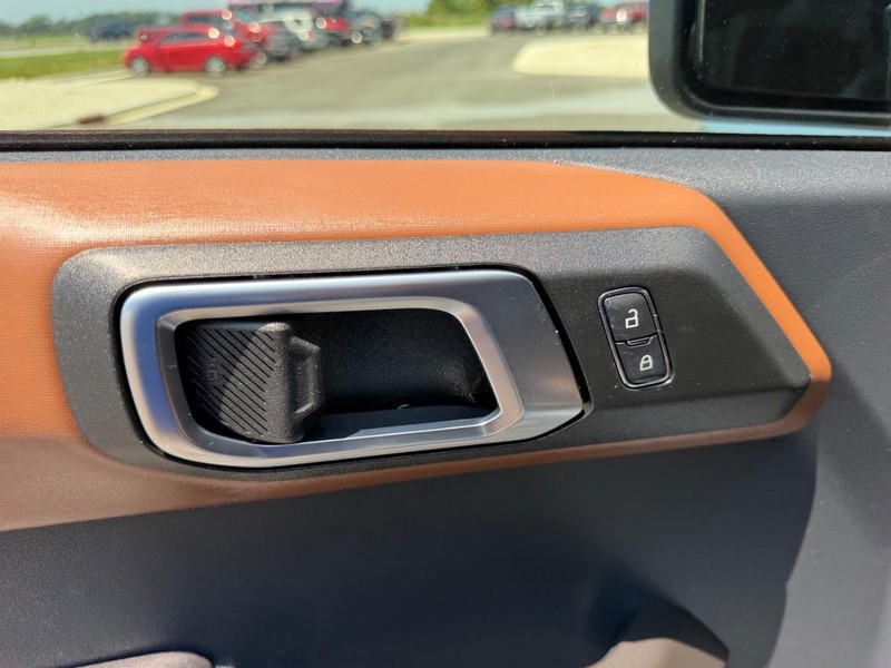 Ford Bronco Vehicle Full-screen Gallery Image 18